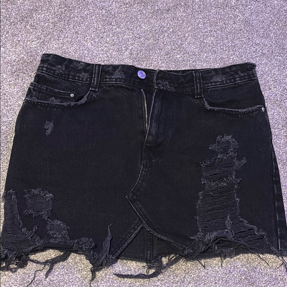 Zara denim skirt
Size small